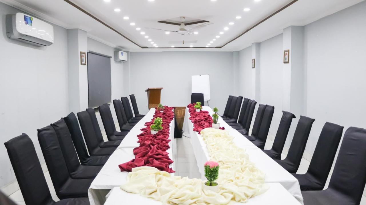 Hotel Crown Inn Multan Zewnętrze zdjęcie