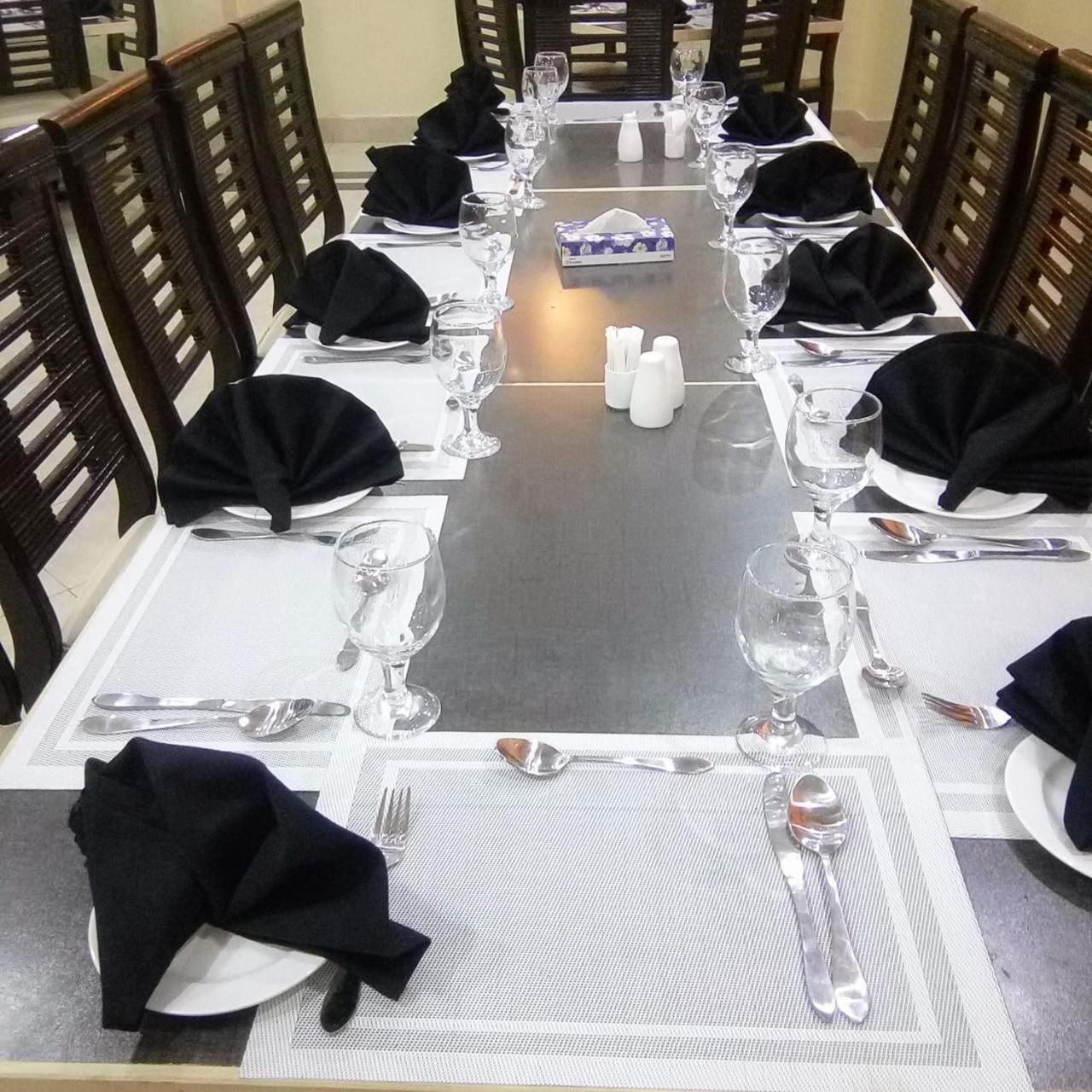 Hotel Crown Inn Multan Zewnętrze zdjęcie