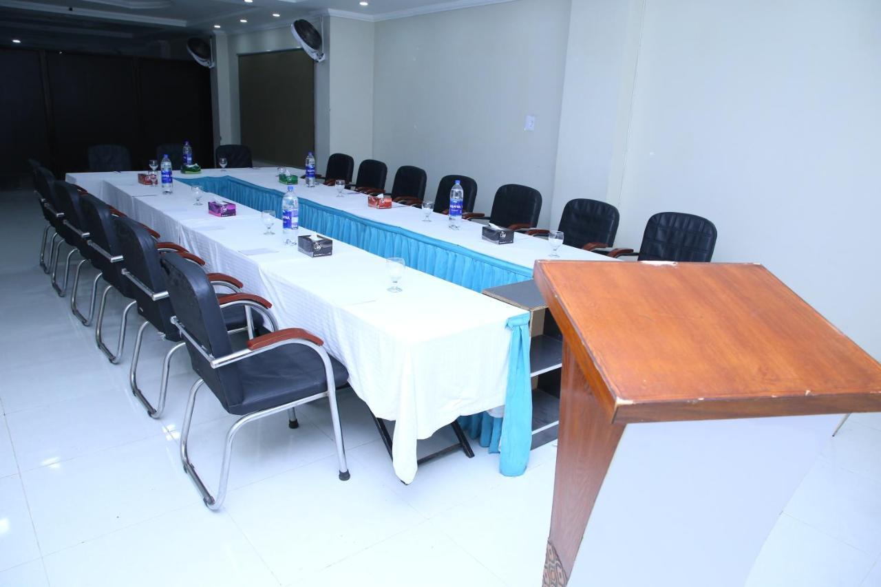 Hotel Crown Inn Multan Zewnętrze zdjęcie