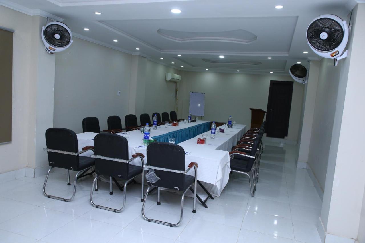 Hotel Crown Inn Multan Zewnętrze zdjęcie